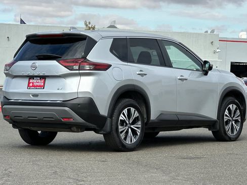 Used 2022 Nissan Rogue SV image 2