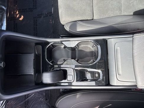 Used 2025 Volvo XC40 B5 Plus image 21