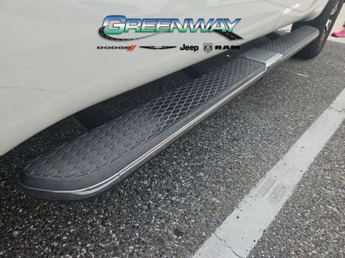 Used 2017 Nissan Titan SV image 10