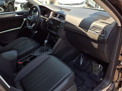 Used 2023 Volkswagen Tiguan SE w/ Panoramic Sunroof Package FWD image 23