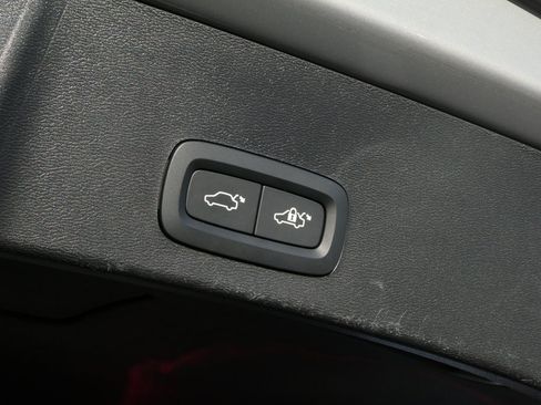 Used 2024 Volvo XC40 B5 Plus image 23