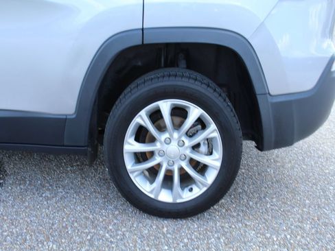 Used 2019 Jeep Cherokee Latitude w/ Popular Appearance Group FWD image 21