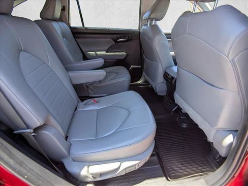 Used 2023 Toyota Highlander XLE FWD image 21