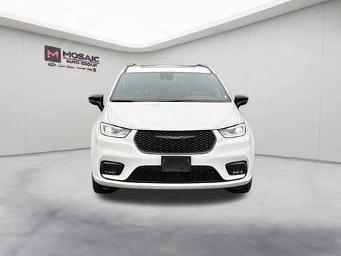 Used 2025 Chrysler Pacifica Limited FWD image 3