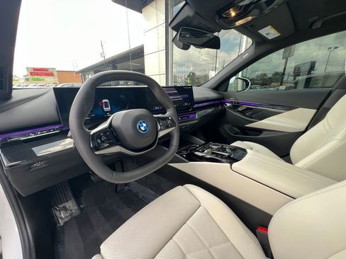 Used 2024 BMW i5 eDrive40i w/ Convenience Package image 15