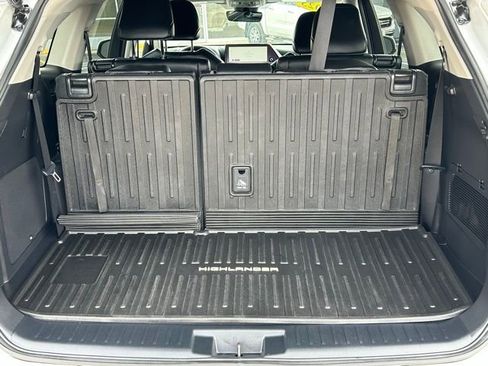 Used 2023 Toyota Highlander Limited image 10