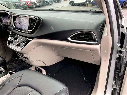 Used 2024 Chrysler Pacifica Touring-L image 12