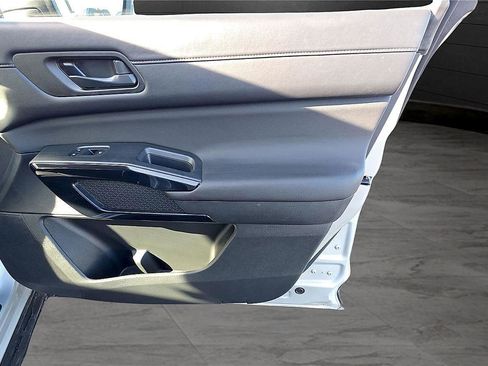 Used 2025 Nissan Pathfinder SV image 22