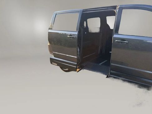 Used 2019 Dodge Grand Caravan SXT w/ Blacktop Package FWD image 29