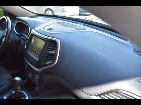 Used 2018 Jeep Cherokee Latitude Plus image 37