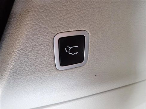 Used 2019 Chrysler Pacifica Touring-L image 9