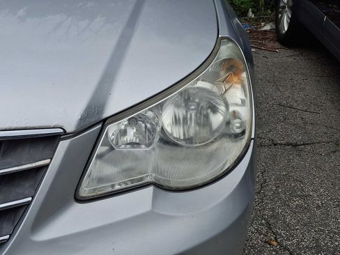 Used 2010 Chrysler Sebring Touring FWD image 3