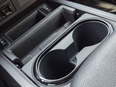 Used 2024 Nissan Titan SV w/ SV Convenience Package RWD image 16