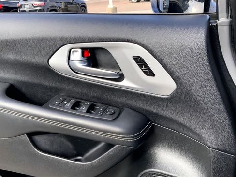 Certified 2025 Chrysler Pacifica Limited image 33