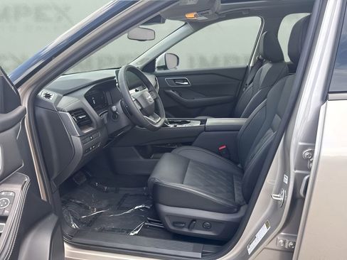 Used 2025 Nissan Rogue Platinum FWD image 11