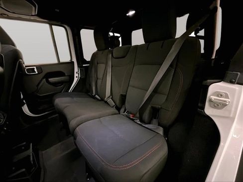 Used 2022 Jeep Wrangler Unlimited Rubicon w/ Cold Weather Group AWD/4WD image 25