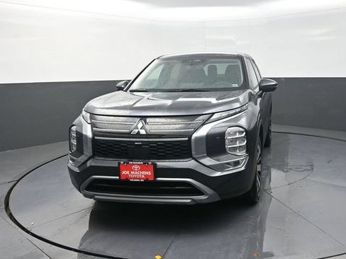 Used 2025 Mitsubishi Outlander SE AWD/4WD image 2