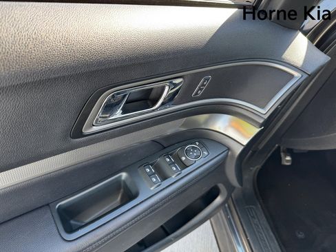 Used 2018 Ford Explorer XLT w/ Equipment Group 201A image 11