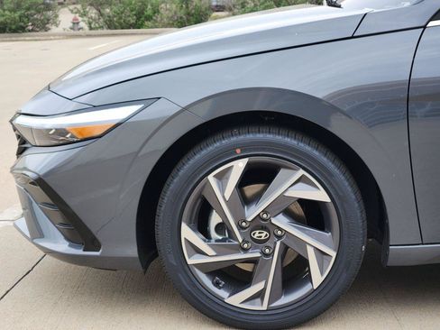 New 2026 Hyundai Elantra Limited FWD image 5