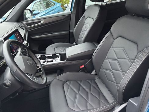 Used 2025 Volkswagen Atlas Cross Sport SE image 36