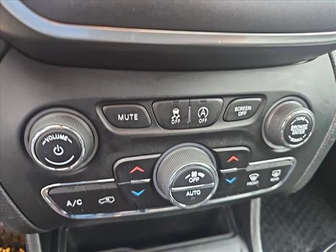 Used 2020 Jeep Cherokee Trailhawk w/ Cold Weather Group image 15