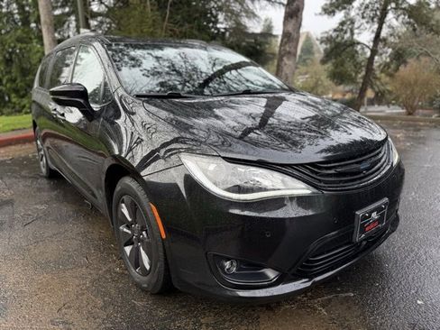 Used 2019 Chrysler Pacifica Limited w/ Advanced Safetytec Group image 3