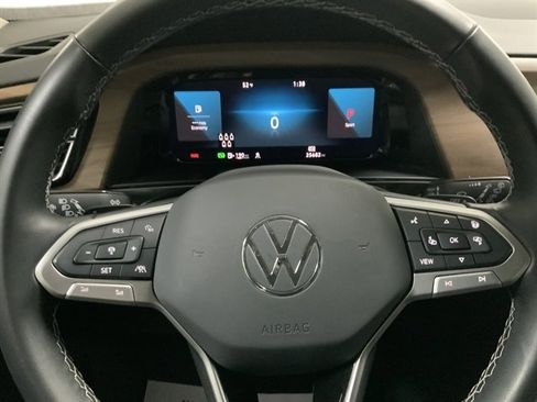 Used 2025 Volkswagen Atlas SE AWD/4WD image 23