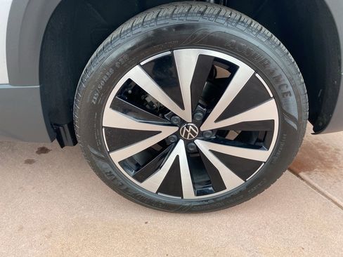 Used 2024 Volkswagen Taos SE image 41