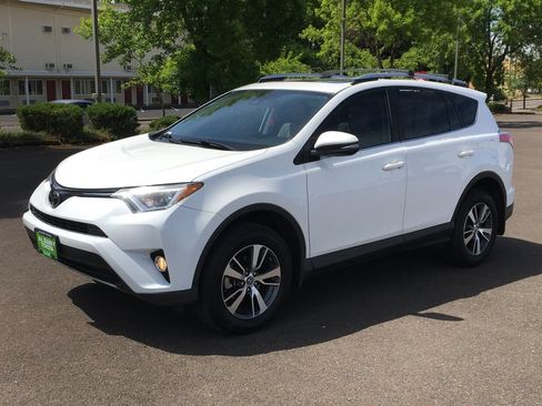 Used 2018 Toyota RAV4 XLE AWD/4WD image 11