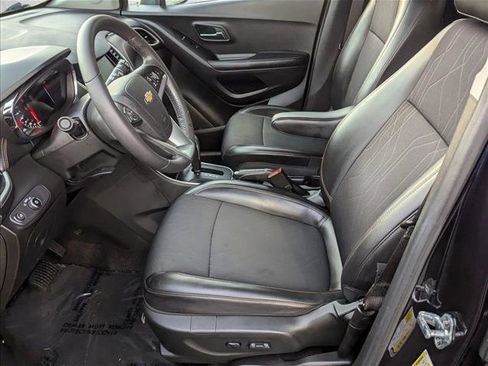 Used 2022 Chevrolet Trax LT w/ LT Convenience Package image 15
