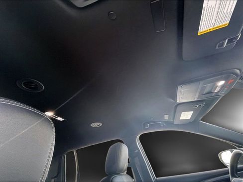 Used 2025 Chevrolet Traverse LT image 30