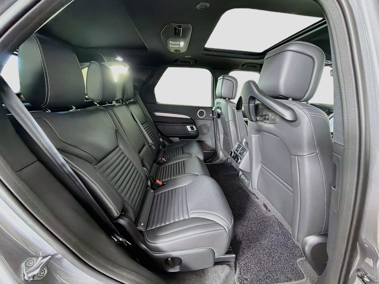 New 2026 Land Rover Discovery Limited Edition AWD/4WD image 29
