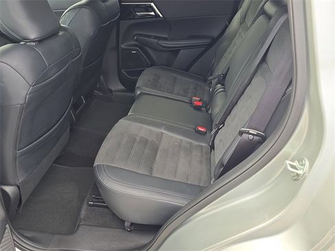 Used 2025 Mitsubishi Outlander SE image 19