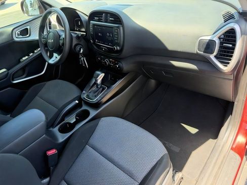 Used 2023 Kia Soul LX w/ LX Technology Package FWD image 10