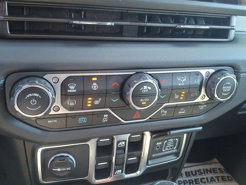 Used 2025 Jeep Wrangler Unlimited Sahara w/ Safety Group AWD/4WD image 15