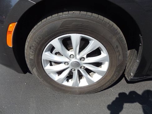 Used 2017 Chrysler Pacifica Touring-L image 29