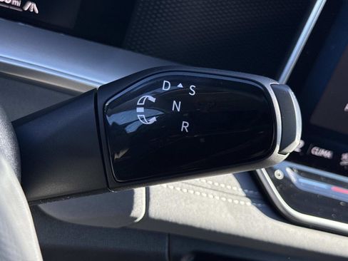 Used 2025 Volkswagen Tiguan SE image 10