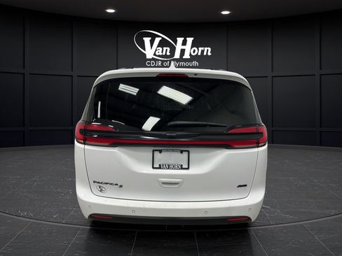 Used 2022 Chrysler Pacifica Touring-L w/ S Appearance Package AWD/4WD image 6