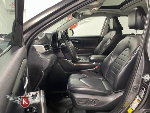 Used 2022 Toyota Highlander XLE AWD/4WD image 12