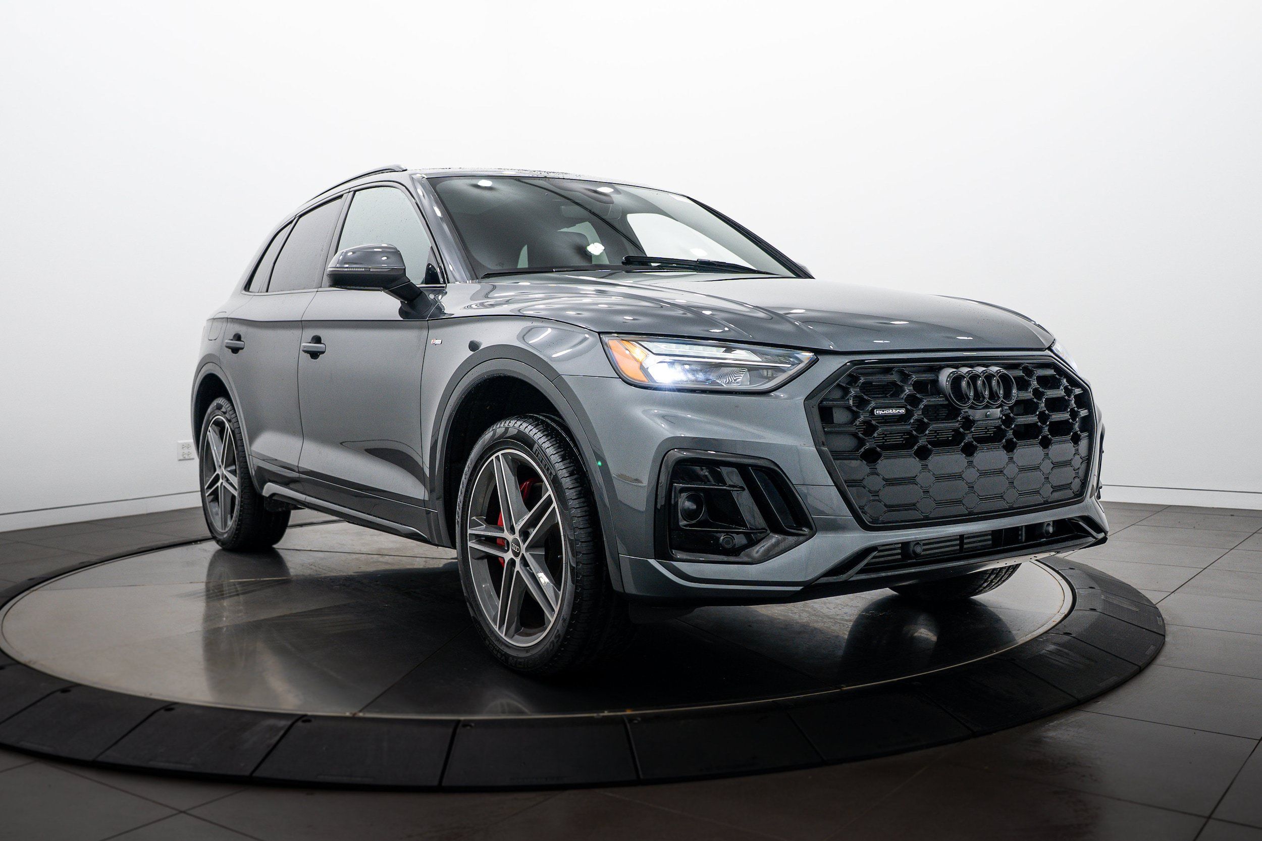 Certified 2025 Audi Q5 e Premium Plus w/ Premium Plus Package AWD/4WD image 2
