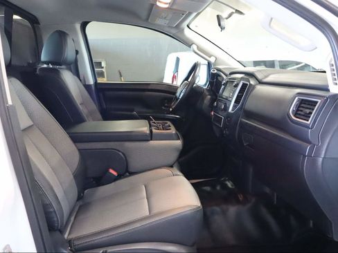 Used 2019 Nissan Titan S image 16