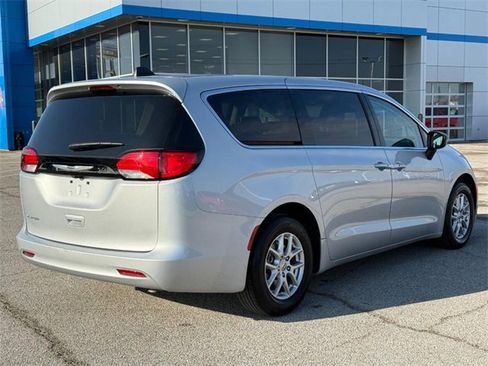 Used 2024 Chrysler Voyager LX image 5