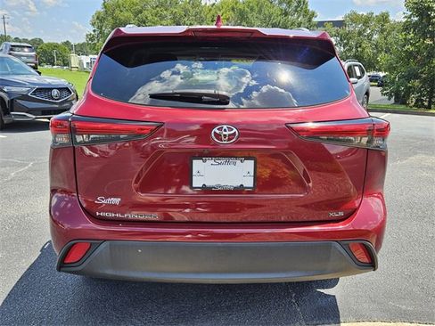 Used 2022 Toyota Highlander XLE image 12