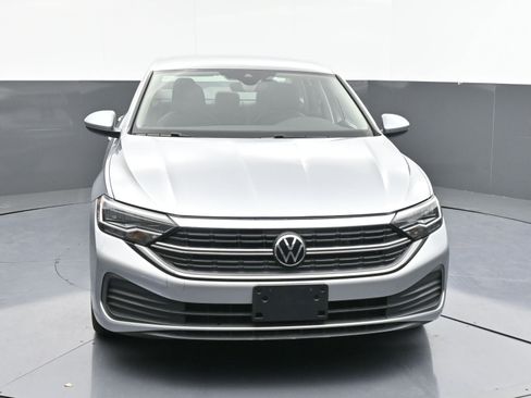 Used 2024 Volkswagen Jetta SE image 2