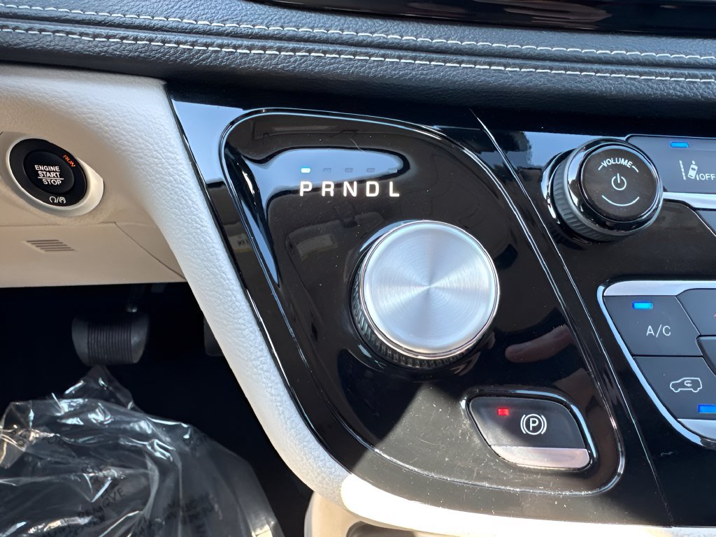 Used 2024 Chrysler Pacifica Limited FWD image 14