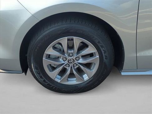 Used 2022 Toyota Sienna XLE FWD image 30