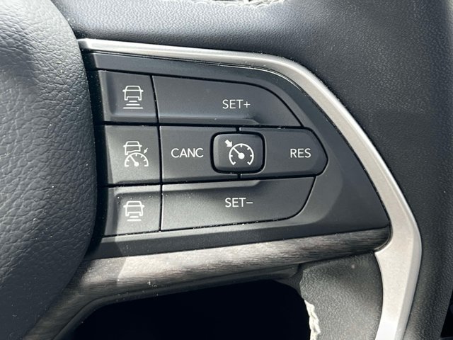 Used 2023 Jeep Grand Cherokee Limited w/ Luxury Tech Group II AWD/4WD image 23