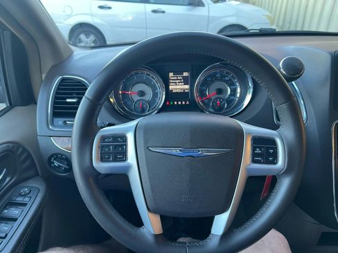 Used 2016 Chrysler Town & Country Touring FWD image 7