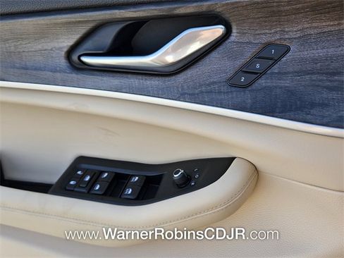 New 2025 Jeep Grand Cherokee Limited w/ Luxury Tech Group II image 30