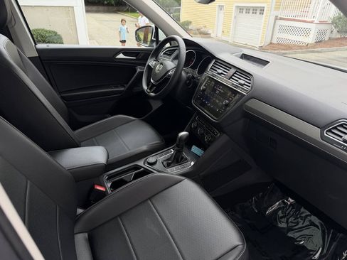 Used 2021 Volkswagen Tiguan SE w/ Panoramic Sunroof Package AWD/4WD image 15